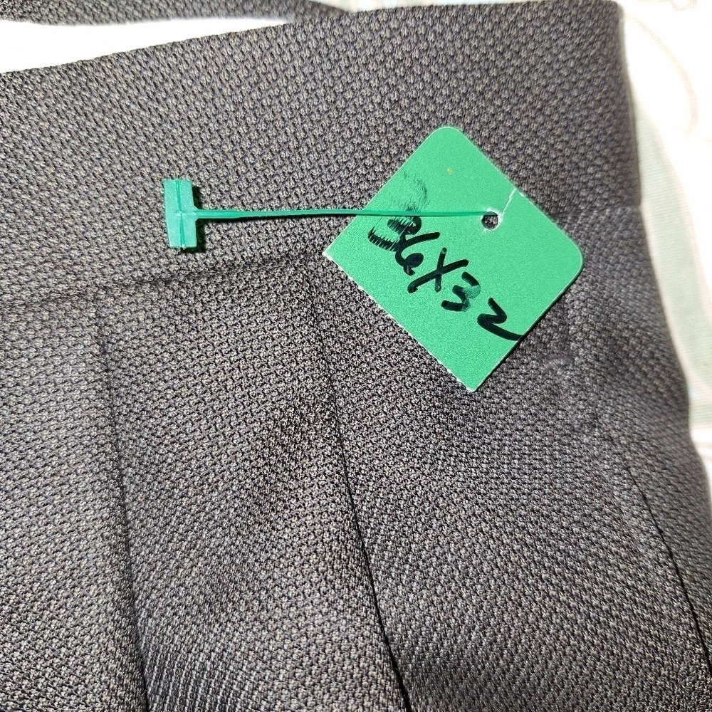 Paulo SoLari mens 100% wool suit. The jacket is a 44R, pants are 36x32